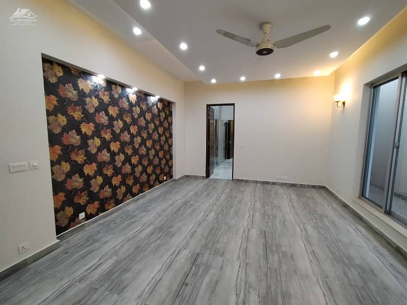 KANAL SLIGTLY USE FULL BASEMENT HOUSE NEAR JALAL SONS TOP LOCATION 38