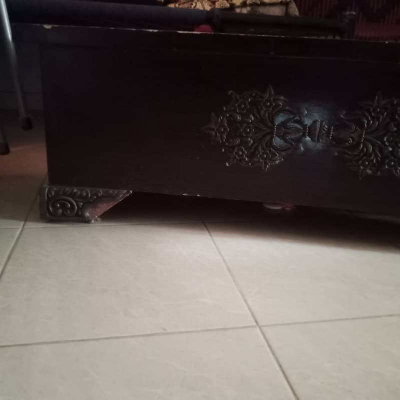 Stylish central table for sale 2