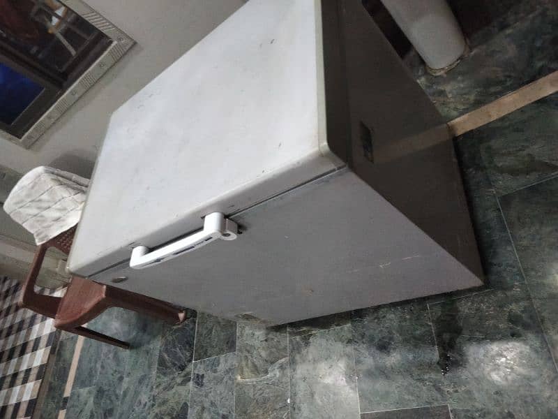 Waves deep freezer in good condition. . . 03124008516. . . 03228842510 0