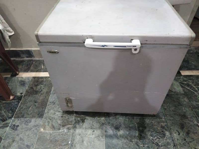 Waves deep freezer in good condition. . . 03124008516. . . 03228842510 1