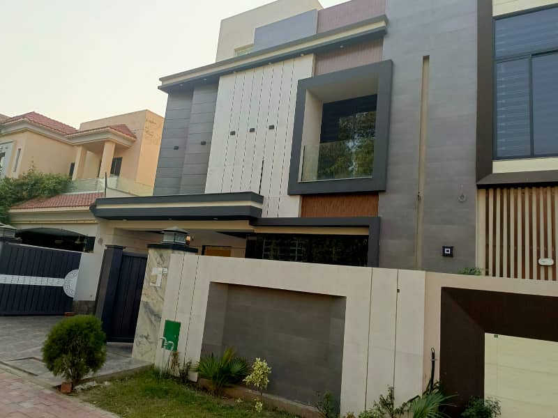 10 Marla Brand New House For Sale in Bahria Town Lahore Ideal Location Designer House 0