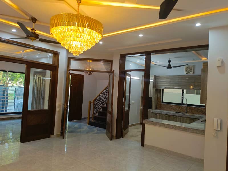 10 Marla Brand New House For Sale in Bahria Town Lahore Ideal Location Designer House 16