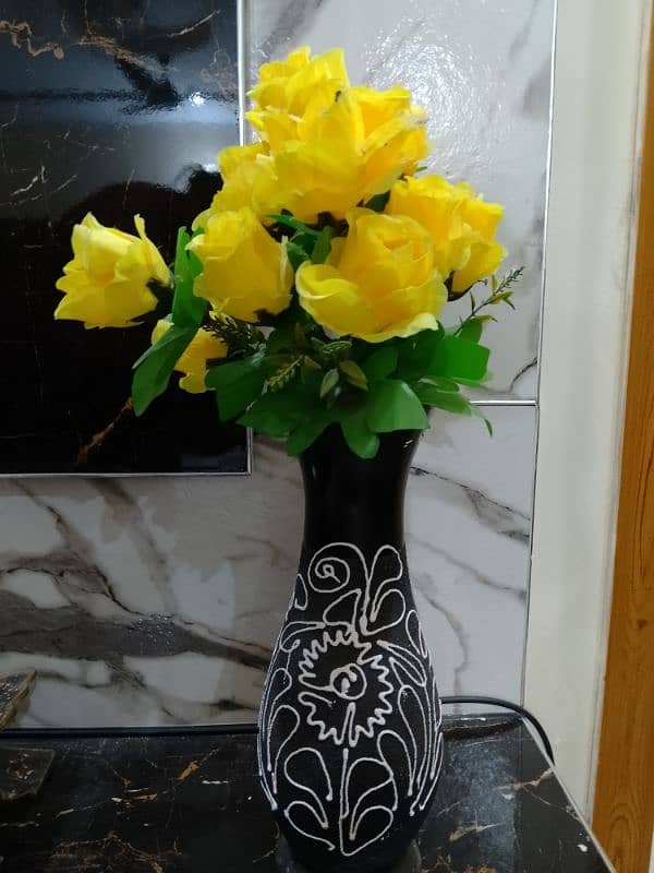 Vase with flowers and resin art pieces 4