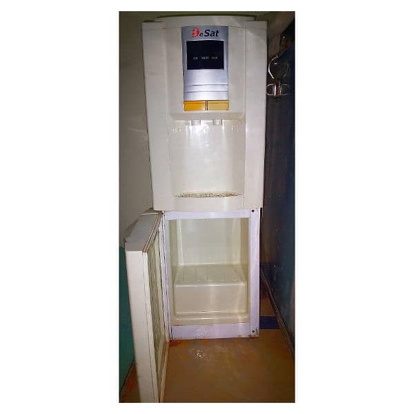 WATER DISPENSER WITH REFRIGERATOR 1