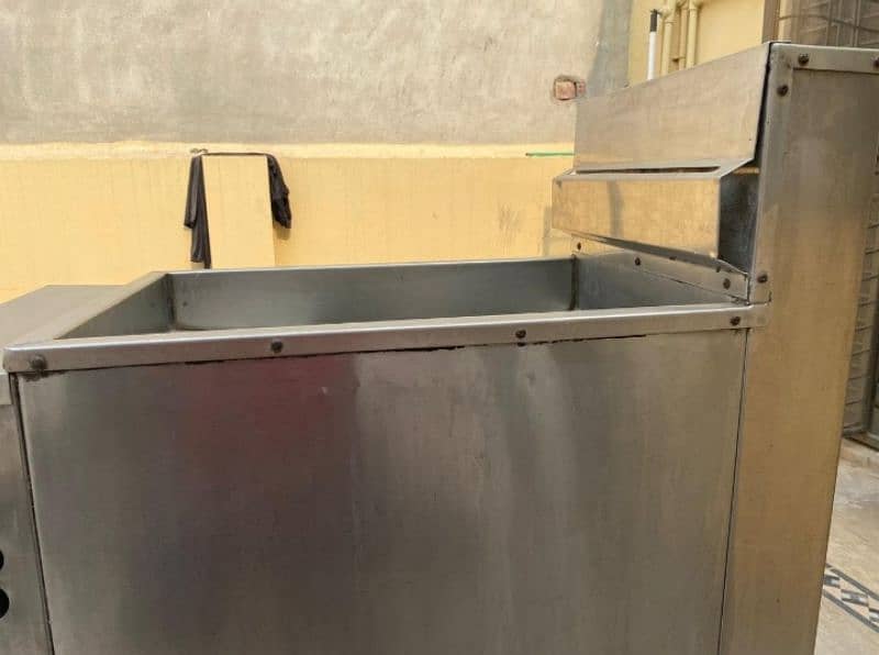 32 fryer for sale in stainless steel good in condition 3