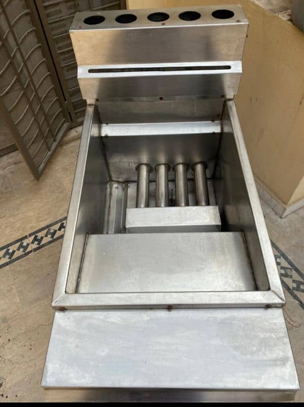 32 fryer for sale in stainless steel good in condition 4