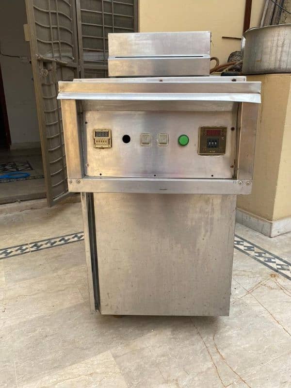 32 fryer for sale in stainless steel good in condition 5