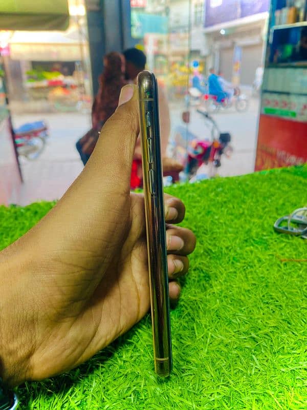 iphone xs Official pta approved 64gb gold 1