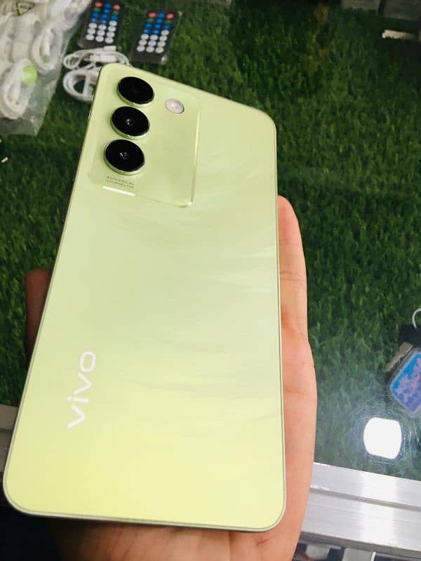 I m selling in a vivo y100 10/10 condition 3