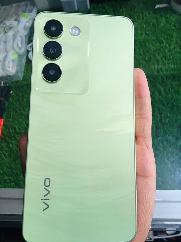 I m selling in a vivo y100 10/10 condition 4