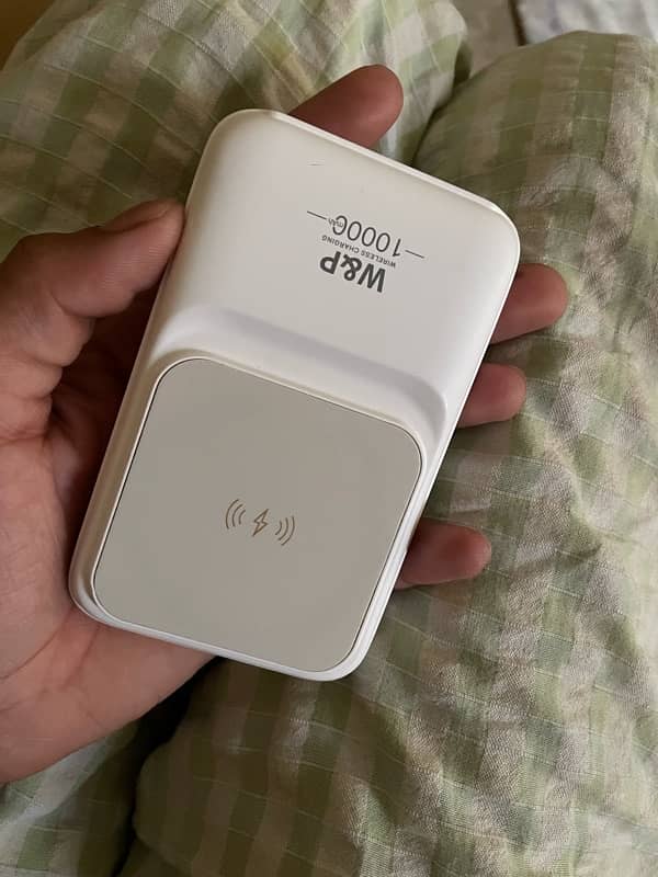 W and P 10000 mah wireless power bank for sale in new condition 2