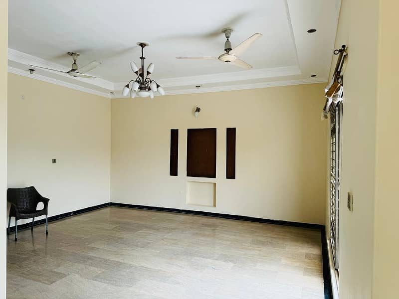 10 Marla House For Rent in Phase 5 Near Penta Square Mall & Apartment & Park 3