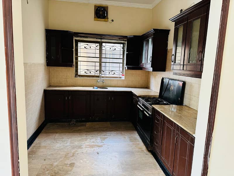 10 Marla House For Rent in Phase 5 Near Penta Square Mall & Apartment & Park 4