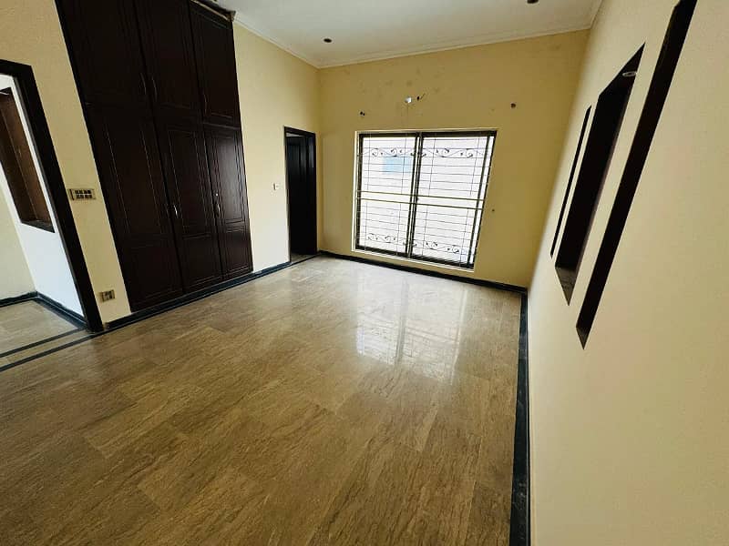 10 Marla House For Rent in Phase 5 Near Penta Square Mall & Apartment & Park 7