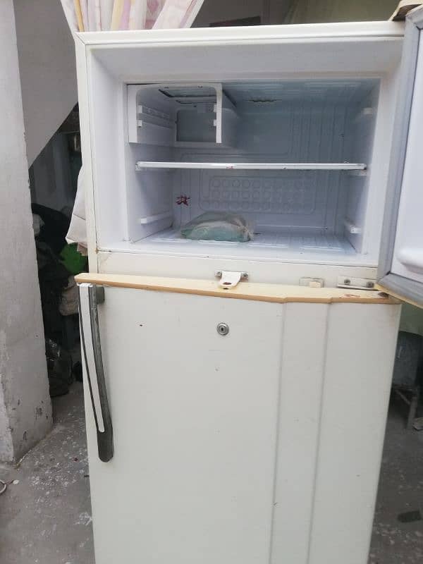 waves fridge Midium size good condition 8