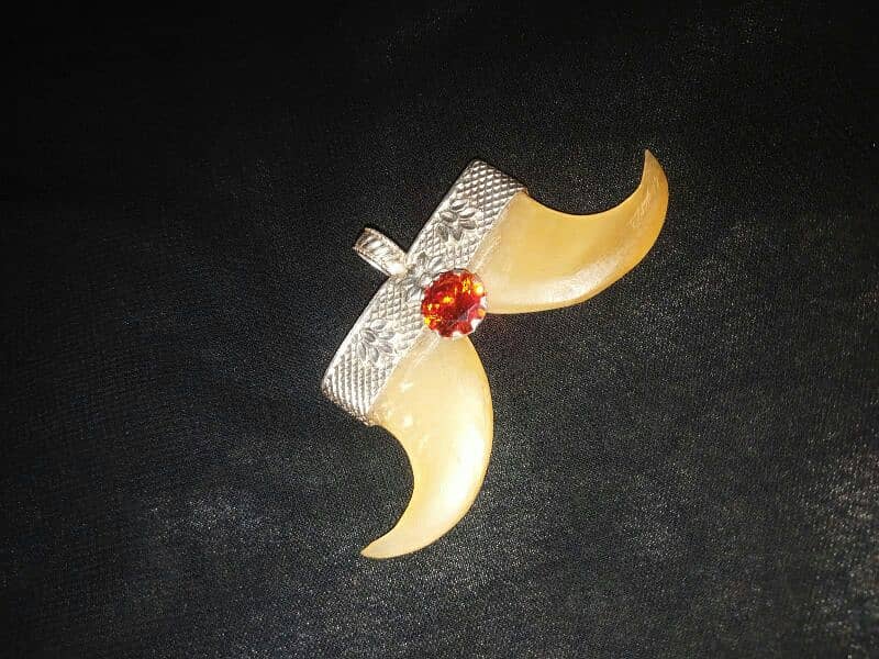 Original lion nail pendant 0