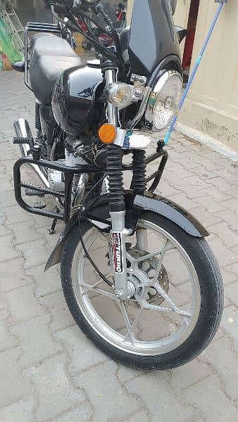 Suzuki GS 150 SE 9