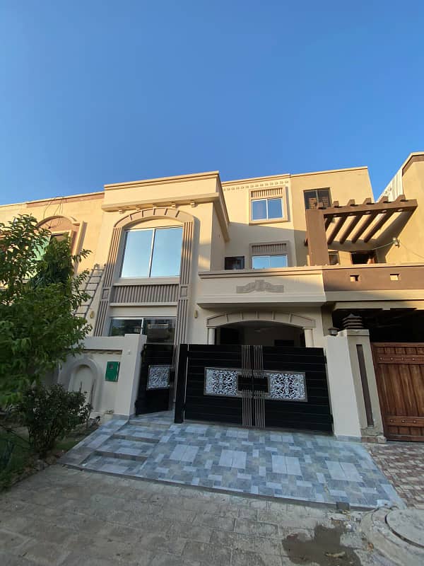 5 Marla Slightly Used Well Maintained House is for Sale in BB Block Bahria Town Lahore 0