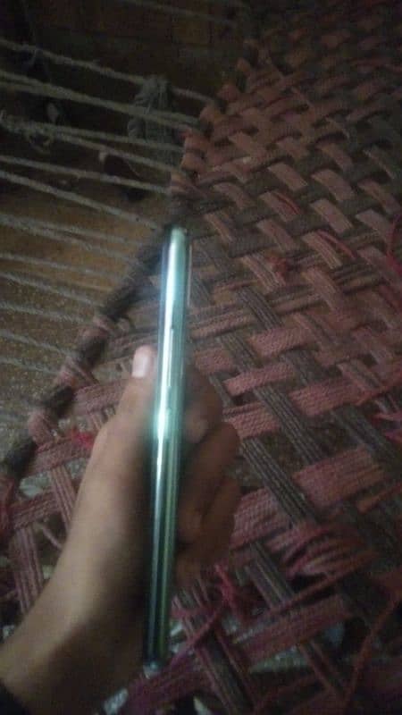 Vivo y17 model hai back body k issue hai tora se 2