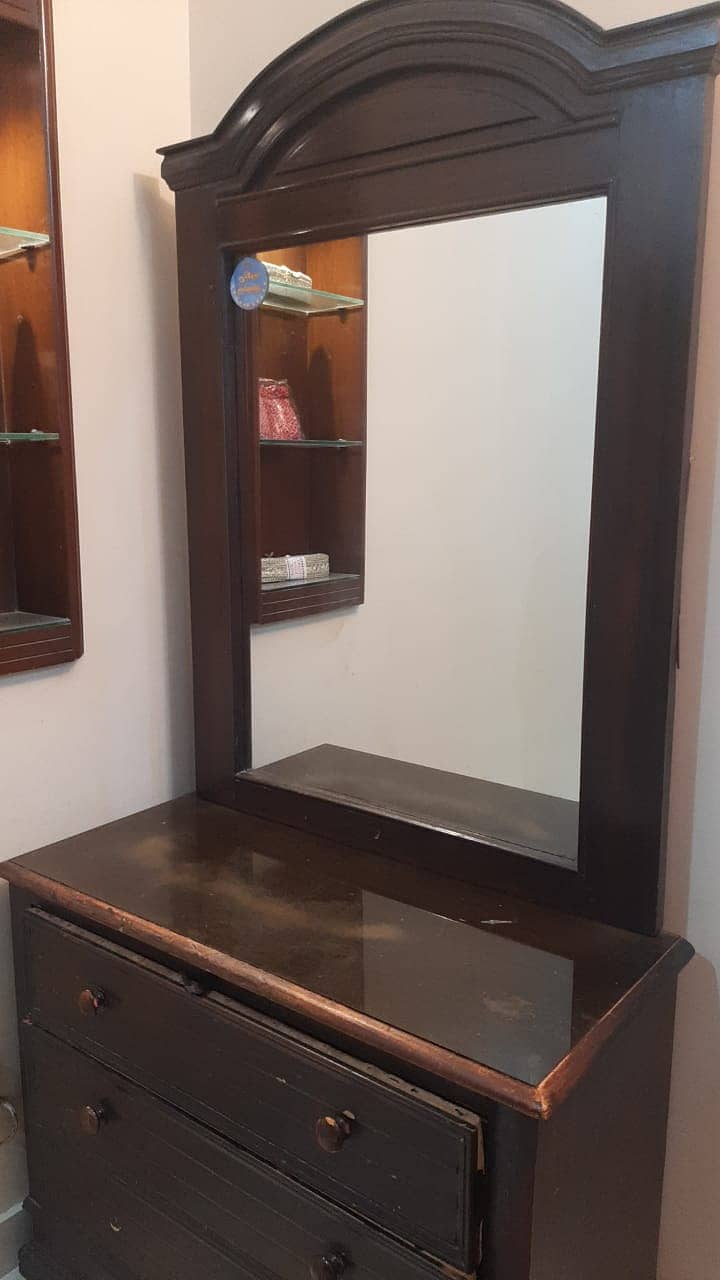 I want to sell this dressing table priz 15k only serious buyers conta 0