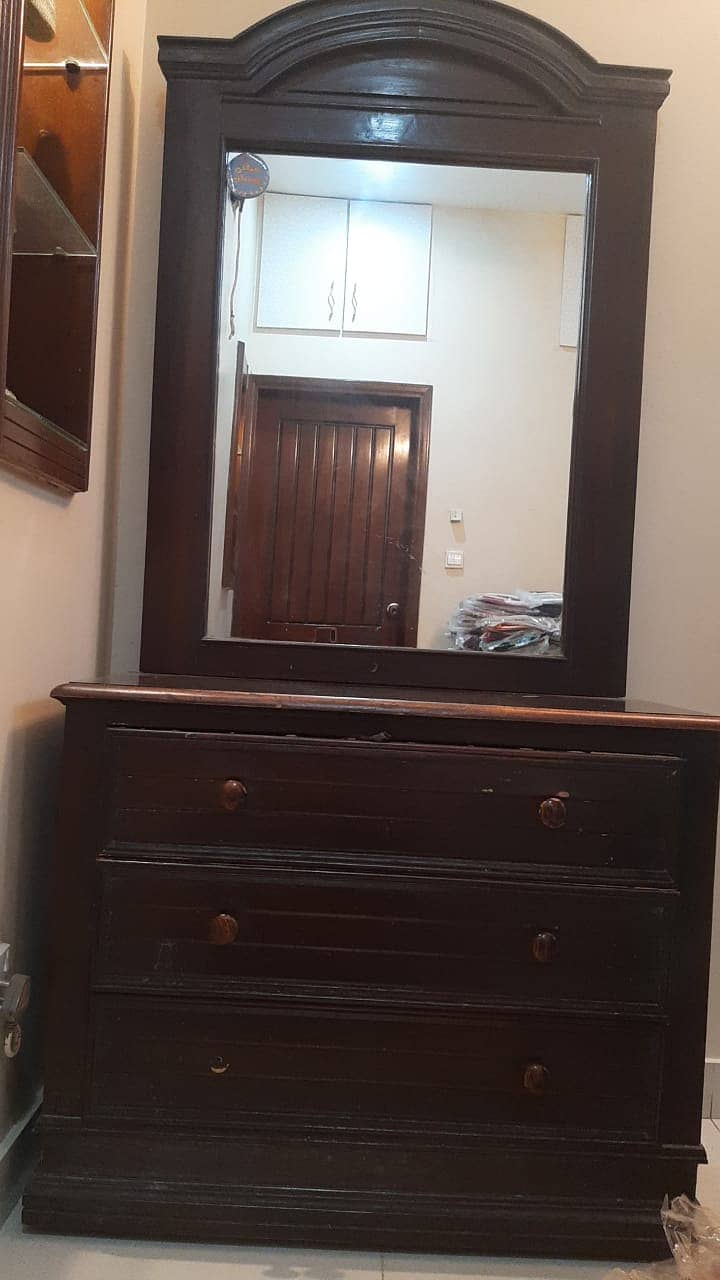 I want to sell this dressing table priz 15k only serious buyers conta 1