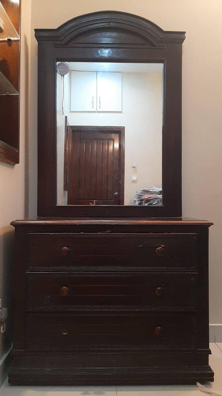 I want to sell this dressing table priz 15k only serious buyers conta 2