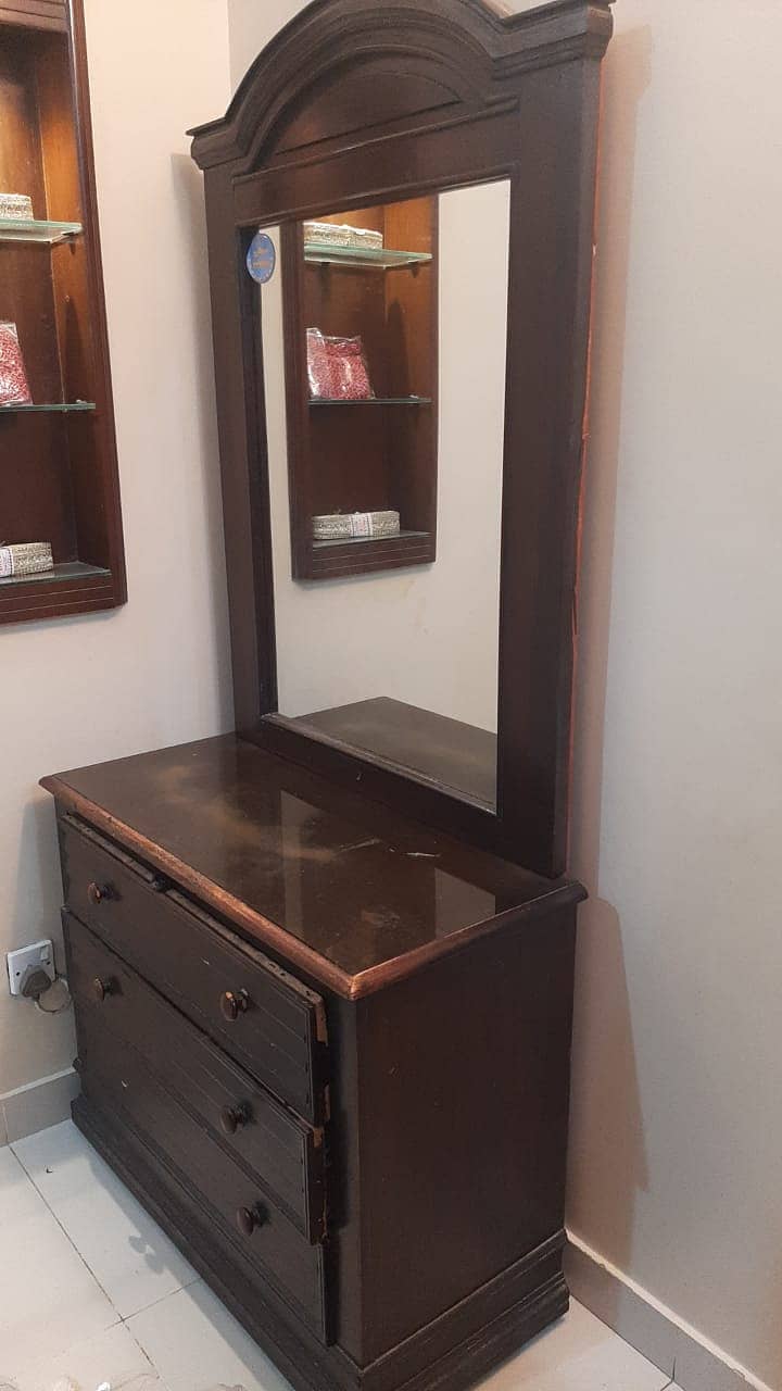 I want to sell this dressing table priz 15k only serious buyers conta 3