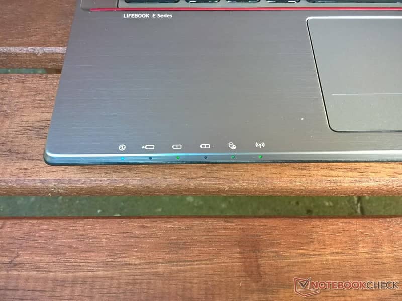 Fujitsu LifeBook E746 (i5-6200U, HD520) 1