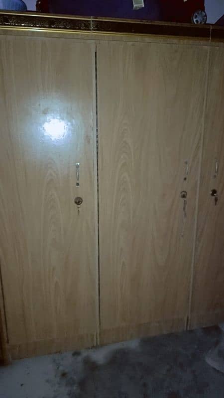 3 panel cupboard and 1 divider 0