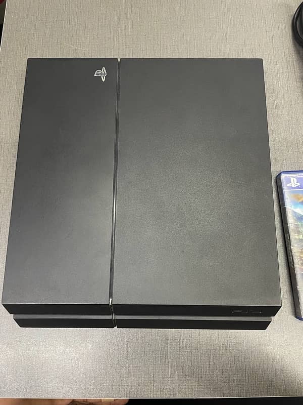 Ps4 with 2 controllers and games 1