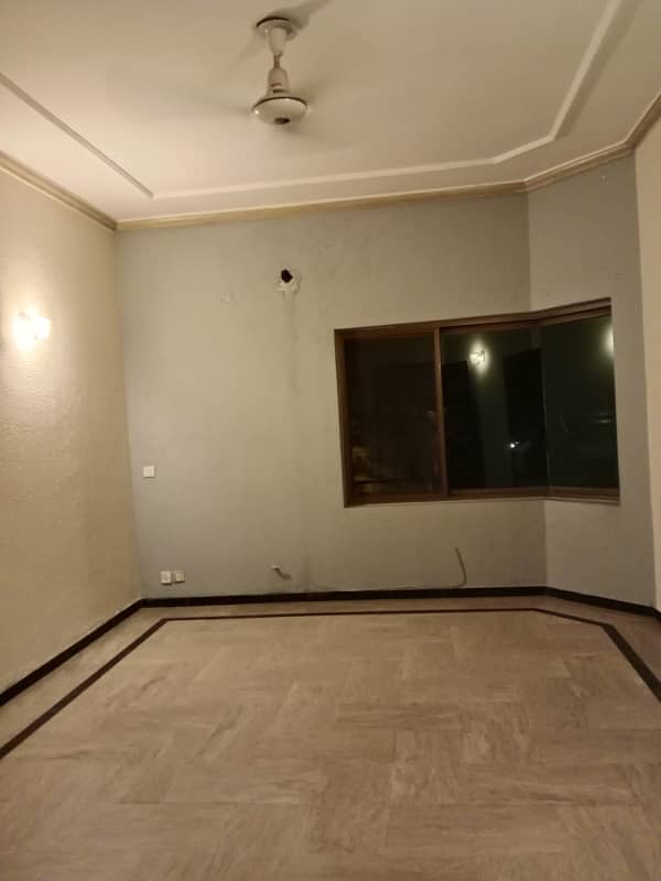 Corner Separate Gate Upper portion 1 Kanal Available For Rent in Phase 4 DD. 11