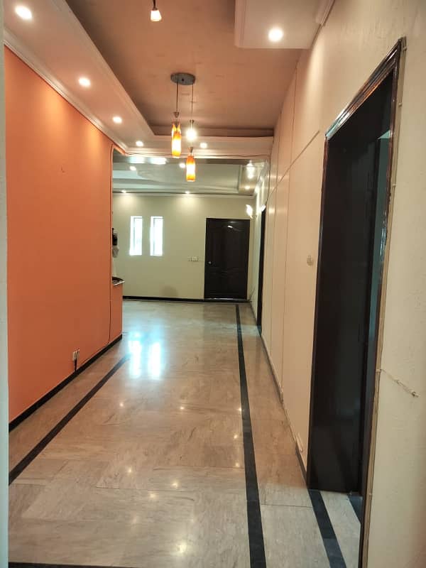 Corner Separate Gate Upper portion 1 Kanal Available For Rent in Phase 4 DD. 17