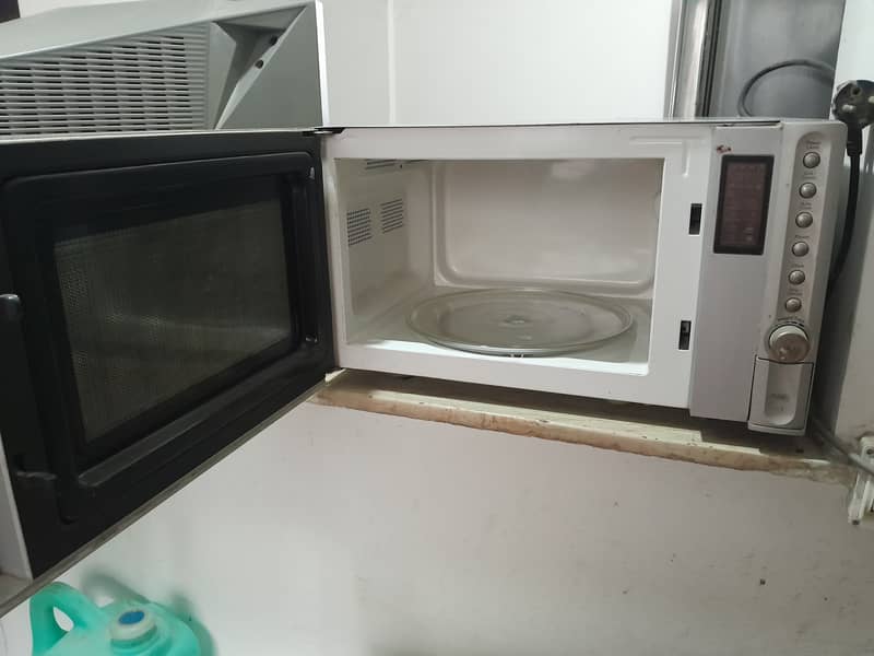 Microwave oven just like a new in just 8000 0