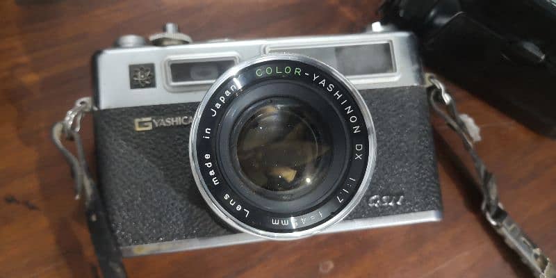 Vintage Yashica camera with flashgun 4