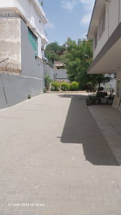 1000 Yards Commercial Purpose Bungalow Near Shaheed-E-Millat