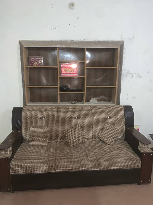 sofa in clean condition 0