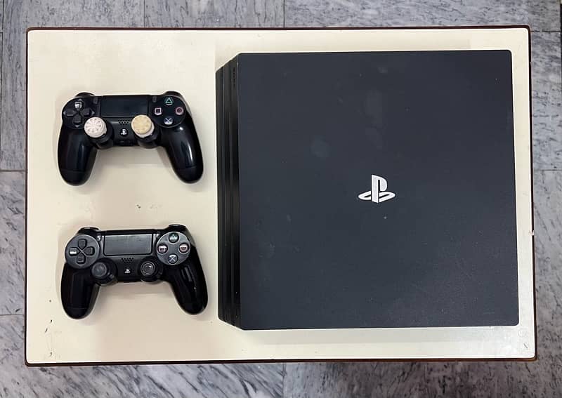 (Box) Playstation 4 Pro 1TB - Two Controllers 1