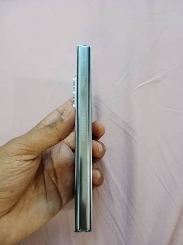 wants to sell Galaxy Z fold 5 2