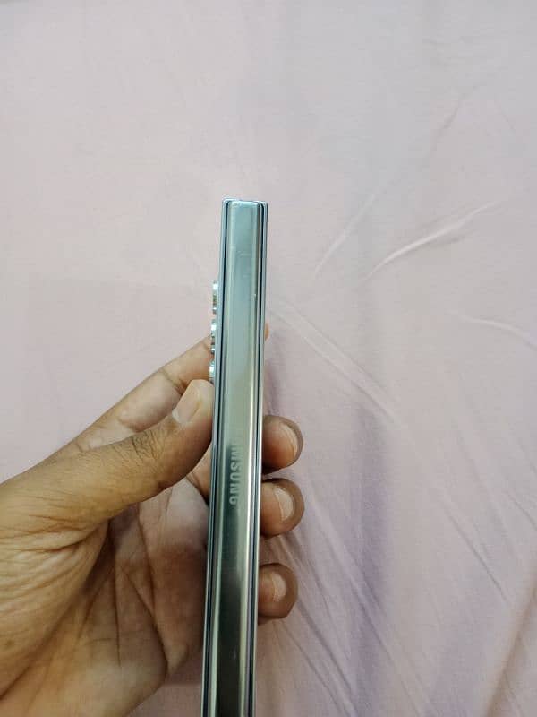 wants to sell Galaxy Z fold 5 3