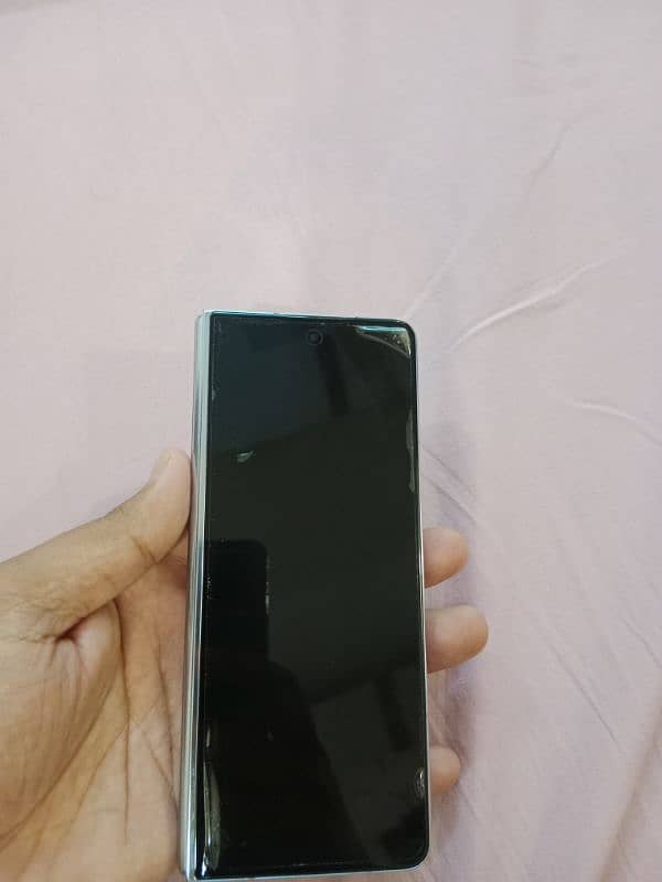 wants to sell Galaxy Z fold 5 4