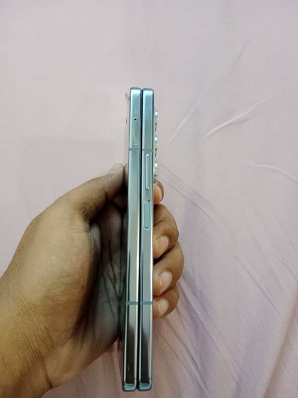 wants to sell Galaxy Z fold 5 5