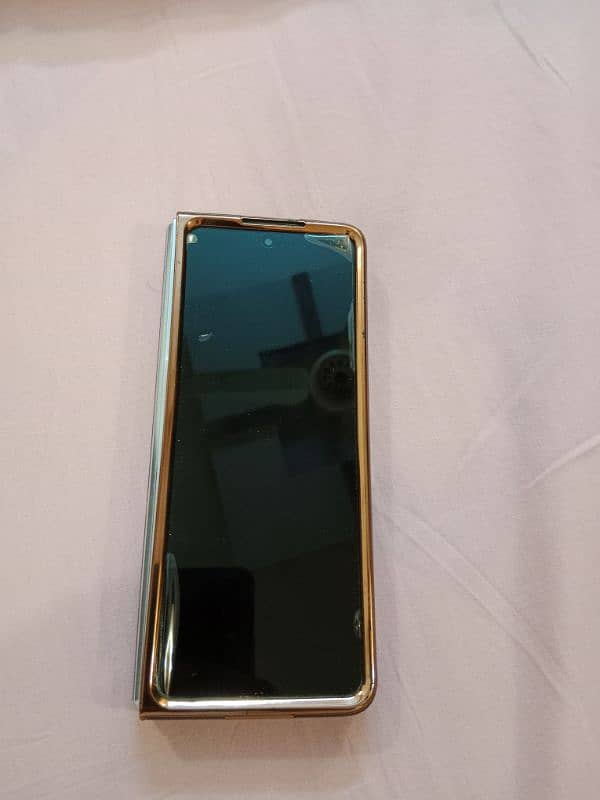 wants to sell Galaxy Z fold 5 8