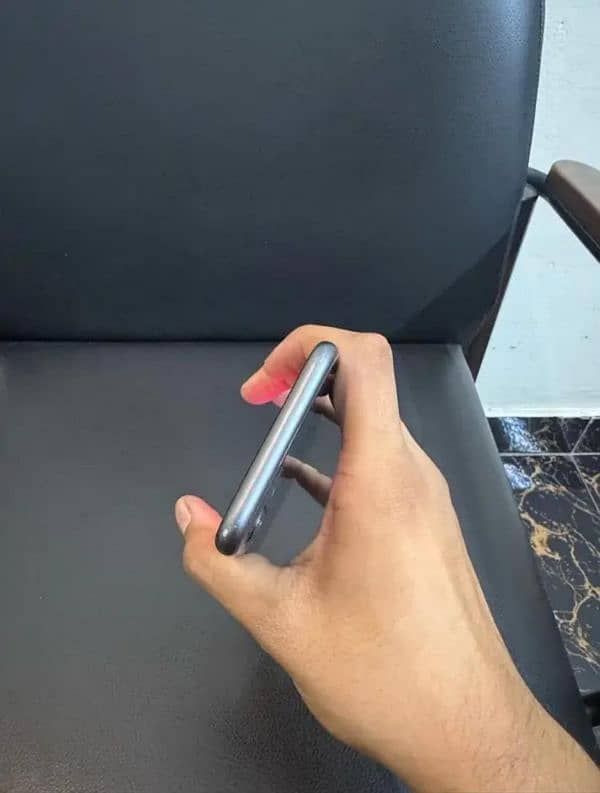 Iphone 11 64 GB NON PTA ( Factory Unlocked) Urgent Sale 1