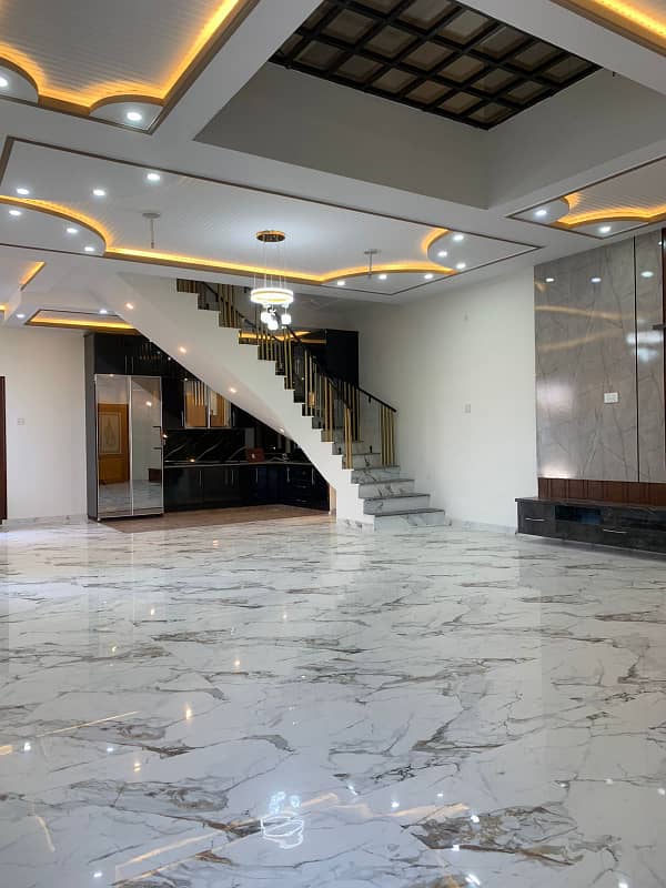 URGENT 8 MARLA 200SQFT LUXURY HOUSE FOR SALE IN GULBERG CITY . 1