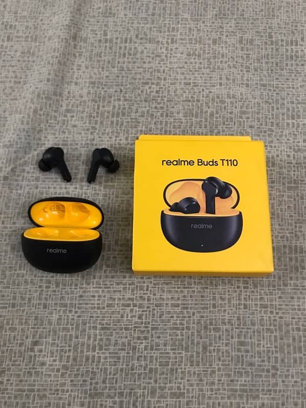 Realme T110 earbuds NEW (not even used a week) 1