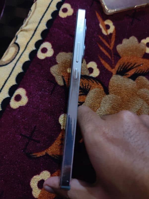 Infinix Note 40 (8+8 / 256 ) Full okay back glass broken Just 3