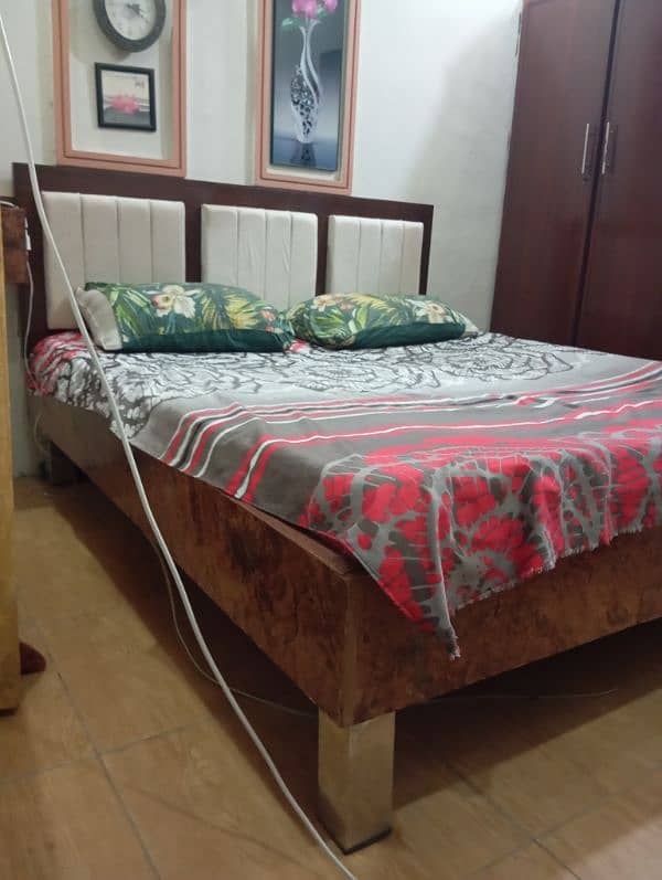 Wooden back poshish Queen size bed 0