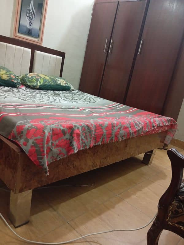 Wooden back poshish Queen size bed 1