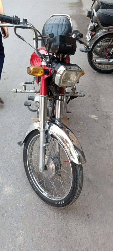 A am selling in bike Good Lock Double Saman 21000 km driver 2