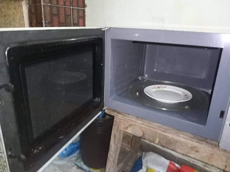 microwave not in working willing to sale 7